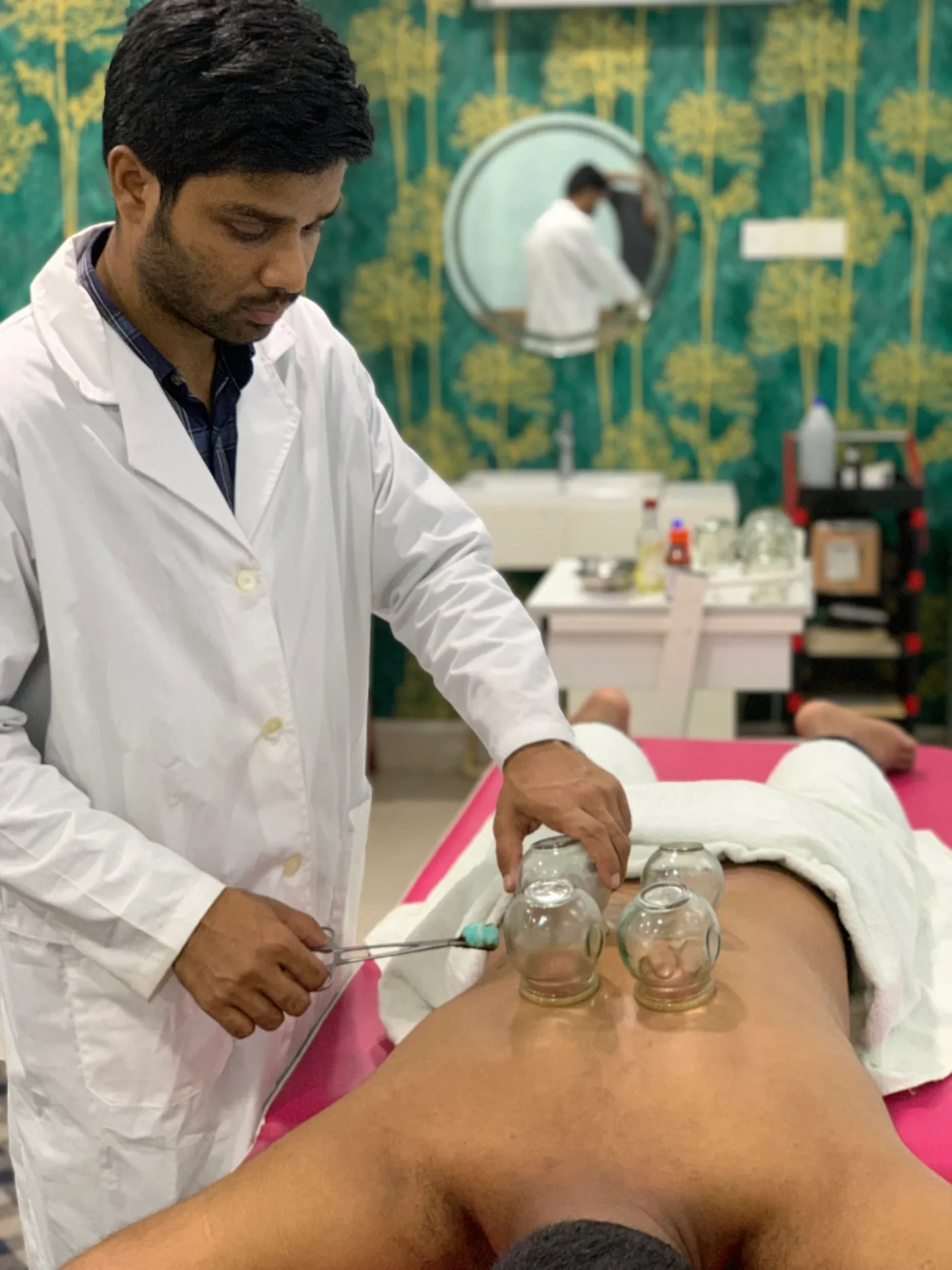 রোগীর পিঠের পেশি ও ব্যথানাশক চিকিৎসায় ফায়ার কাপিং থেরাপি প্রয়োগ